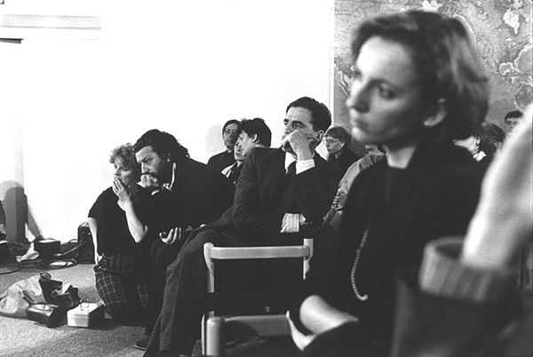 V.l.n.r.: Aggy Smeets, Bruno Corà, Frank Gribling, Hendri van der Putten, Luce van Berg, Robert O'Brien, Chistine Hamelberg en Irene Fortuyn © De Appel, Amsterdam & de kunstenaar(s)/the artist(s)