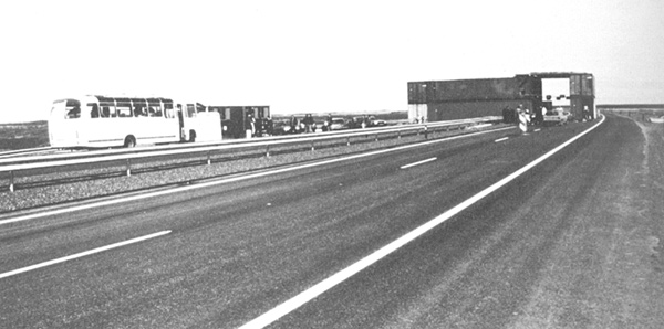 De snelweg bij Almere met de constructie waarin het concert plaatsvond. <em>fotograaf: © Bart Lootsma</em> © De Appel, Amsterdam & de kunstenaar(s)/the artist(s)