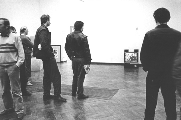 Wim T. Schippers, Schippers over de vloer I. <em>fotograaf: © Ben van Duin, Amsterdam</em> © De Appel, Amsterdam & de kunstenaar(s)/the artist(s)