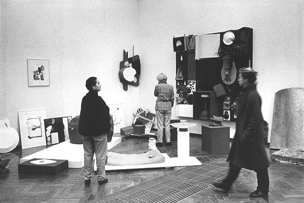 Wim T. Schippers, Schippers over de vloer II. <em>fotograaf: © Ben van Duin, Amsterdam</em> © De Appel, Amsterdam & de kunstenaar(s)/the artist(s)