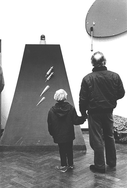Wim T. Schippers, Schippers over de vloer IV. <em>fotograaf: © Ben van Duin, Amsterdam</em> © De Appel, Amsterdam & de kunstenaar(s)/the artist(s)