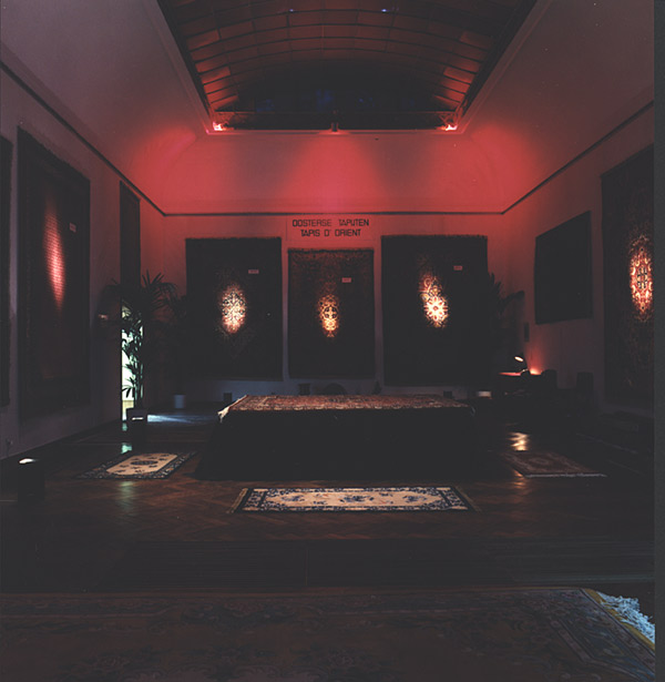 Guillaume Bijl, Tapijtenhandel III. <em>fotograaf: © Ben van Duin, Amsterdam</em> © De Appel, Amsterdam & de kunstenaar(s)/the artist(s)