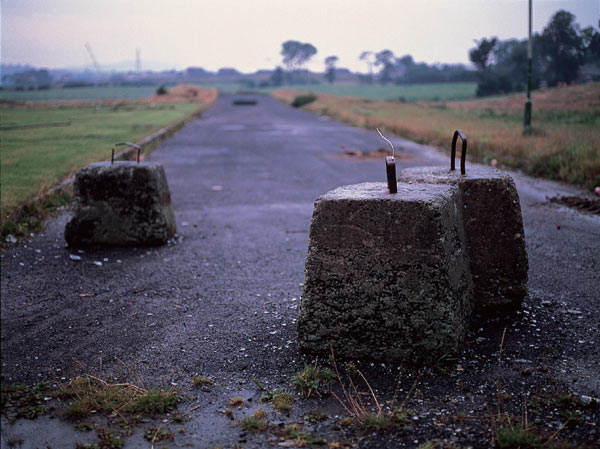 Blocked Road, 1994. <em>fotograaf: © Ernst Moritz, Den Haag / The Hague</em> © De Appel, Amsterdam & de kunstenaar(s)/the artist(s)
