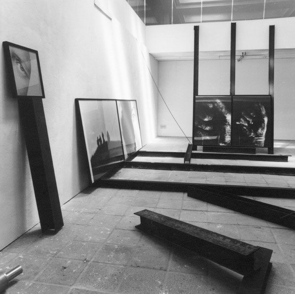 Installatie: To Touch, fotowerken: Answer Print-serie II. <em>fotograaf: © John Blake</em> © De Appel, Amsterdam & de kunstenaar(s)/the artist(s)