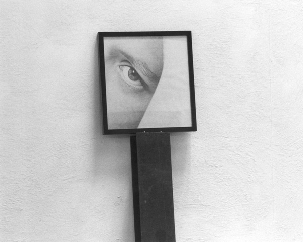 Installatie: To Touch, fotowerken: Answer Print-serie IV. <em>fotograaf: © John Blake</em> © De Appel, Amsterdam & de kunstenaar(s)/the artist(s)