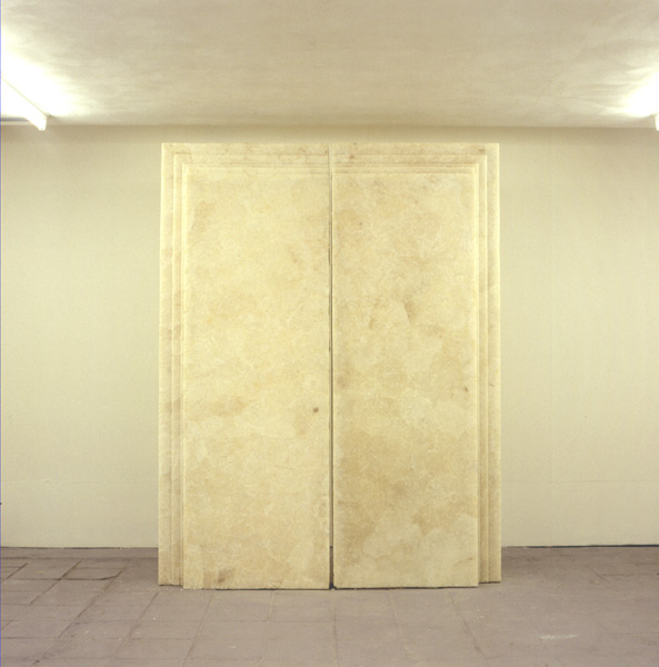 Facing Doors II. <em>fotograaf: © Edo Kuipers</em> © De Appel, Amsterdam & de kunstenaar(s)/the artist(s)