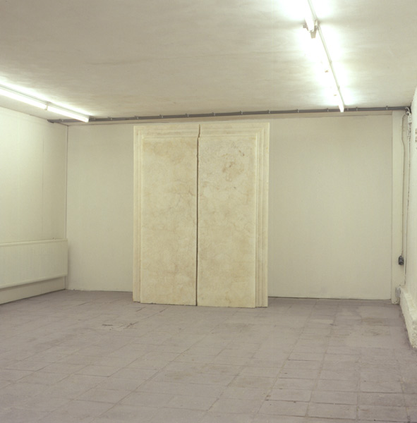 Facing Doors III. <em>fotograaf: © Edo Kuipers</em> © De Appel, Amsterdam & de kunstenaar(s)/the artist(s)