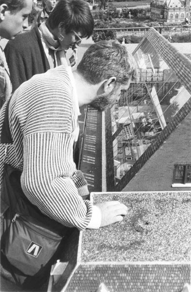 Dan Graham bekijkt een maquette van de Beurs van Berlage in Madurodam (Den Haag). <em>fotograaf: © Hans Sonneveld</em> © De Appel, Amsterdam & de kunstenaar(s)/the artist(s)