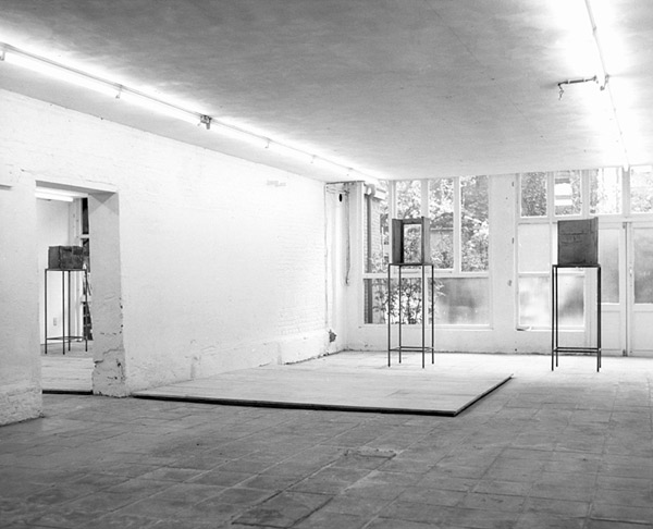 vloer: Paul & Hilde Robbrecht; sculpturen: Isa Genzken. <em>fotograaf: © Edo Kuipers</em> © De Appel, Amsterdam & de kunstenaar(s)/the artist(s)