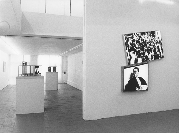 v.l.n.r.: Busshelter IV, 1987; Busshelter IV, 1987; Mass, 1988. <em>fotograaf: © Oscar van Alphen, Amsterdam</em> © De Appel, Amsterdam & de kunstenaar(s)/the artist(s)