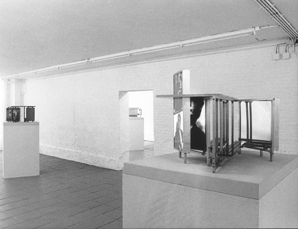 rechts: Busshelter IV, 1987. <em>fotograaf: © Oscar van Alphen, Amsterdam</em> © De Appel, Amsterdam & de kunstenaar(s)/the artist(s)