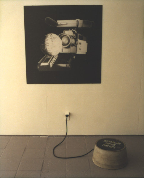 voor: Le Plot (IFP), 1985; achter: Generique, 1984. <em>fotograaf: © Pieter Boersma, Amsterdam</em> © De Appel, Amsterdam & de kunstenaar(s)/the artist(s)