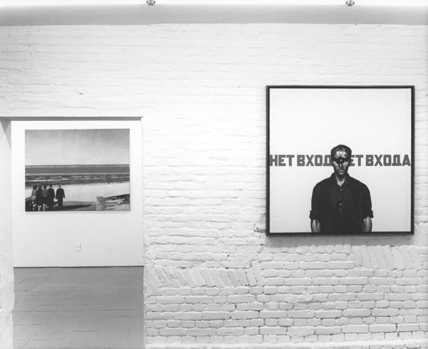 links: Left Horizon, 1971-'72; rechts: Selfportrait / There's no entrance, 1975. <em>fotograaf: © Pieter Boersma, Amsterdam</em> © De Appel, Amsterdam & de kunstenaar(s)/the artist(s)