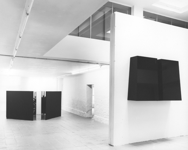 links: Between Black and Pink, 1986. <em>fotograaf: © Tom Haartsen, Ouderkerk aan de Amstel</em> © De Appel, Amsterdam & de kunstenaar(s)/the artist(s)