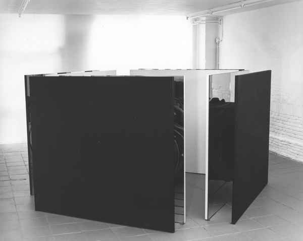 Between Black and Pink, 1986 I. <em>fotograaf: © Tom Haartsen, Ouderkerk aan de Amstel</em> © De Appel, Amsterdam & de kunstenaar(s)/the artist(s)