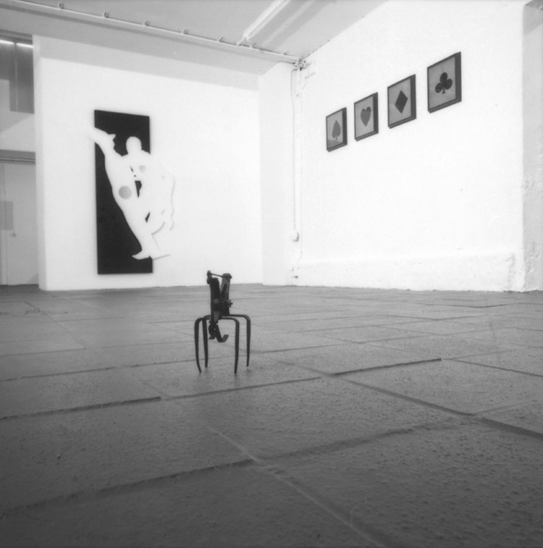 v.l.n.r.: Hans van Houwelingen, Estafette, 1988; Andreas Slominski, Tierfalle, 1987; Pieter Laurens Mol, Zaaikalender, 1987. <em>fotograaf: © Claude Crommelin, Amsterdam</em> © De Appel, Amsterdam & de kunstenaar(s)/the artist(s)