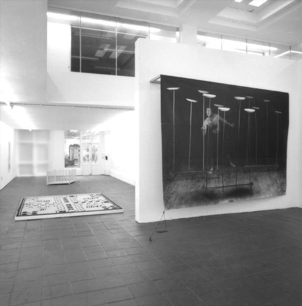 v.l.n.r.: Rob Scholte, Mens erger je niet, 1988; Robert Gober, Play Pen, 1986; Hannah Collins, The Plate Spinner, 1988. <em>fotograaf: © Claude Crommelin, Amsterdam</em> © De Appel, Amsterdam & de kunstenaar(s)/the artist(s)