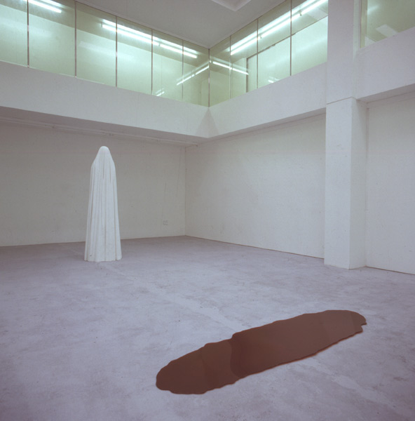 Katharina Fritsch, Gespenst Blutlache. <em>fotograaf: © Henni van Beek, Amsterdam</em> © De Appel, Amsterdam & de kunstenaar(s)/the artist(s)