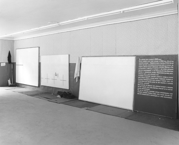Witte schilderijen en witte mensjes II. <em>fotograaf: © Tom Haartsen, Ouderkerk aan de Amstel</em> © De Appel, Amsterdam & de kunstenaar(s)/the artist(s)