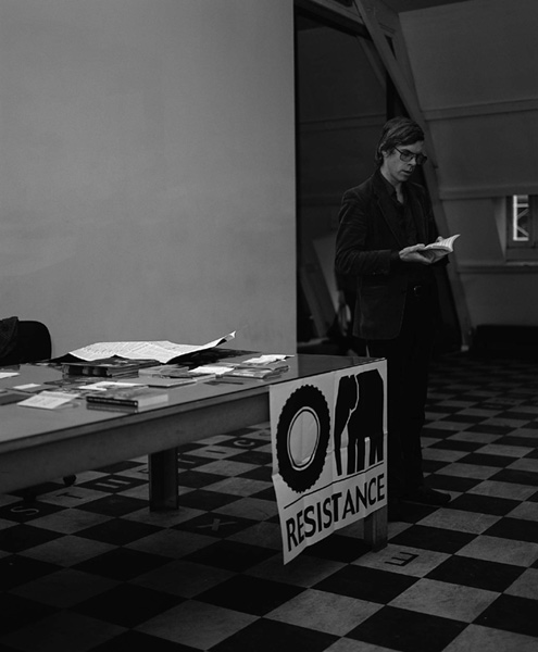 Karl Holmqvist, Aesthetic Movement, 2002. <em>fotograaf: © Florian Lantau</em> © De Appel, Amsterdam & de kunstenaar(s)/the artist(s)