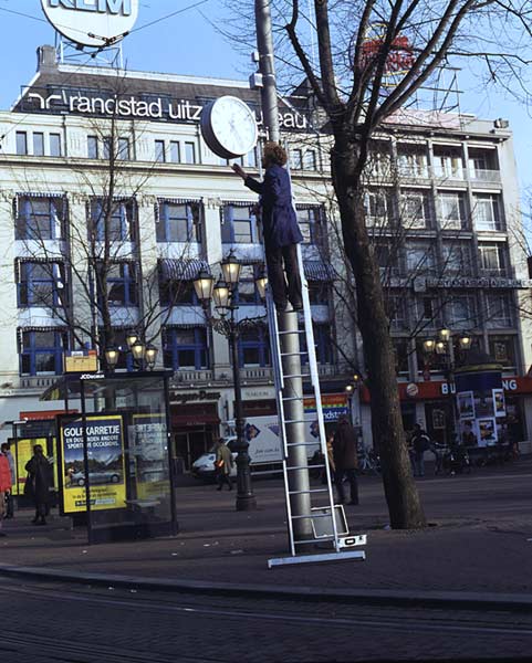Leopold Kessler, Alarm Clock-Leidseplein, 2002. <em>fotograaf: © Florian Lantau</em> © De Appel, Amsterdam & de kunstenaar(s)/the artist(s)