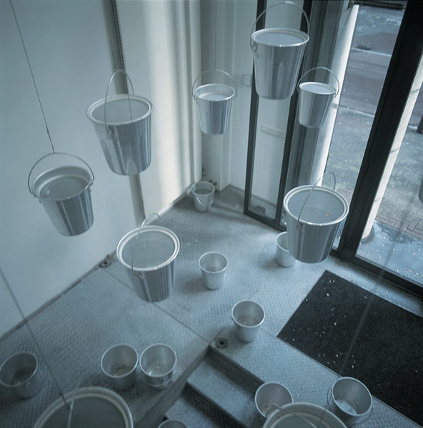 Rivane Neuenschwander, Chove Chuva, 2002. <em>fotograaf: © Florian Lantau</em> © De Appel, Amsterdam & de kunstenaar(s)/the artist(s)
