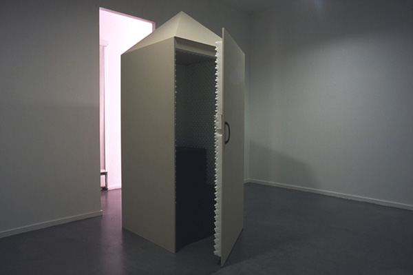 Nathalie Bruys, 3 MINUTE STAR VEHICLE, 2002. <em>fotograaf: © Ernst Moritz, Den Haag / The Hague</em> © De Appel, Amsterdam & de kunstenaar(s)/the artist(s)