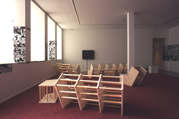 Jeroen Jongeleen, InfluenzaSpace3Erosie_Plakexplosie, 2002 / Tejo Remy, S.I.G.S.I.S., 2002. <em>fotograaf: © Ernst Moritz, Den Haag / The Hague</em> © De Appel, Amsterdam & de kunstenaar(s)/the artist(s)