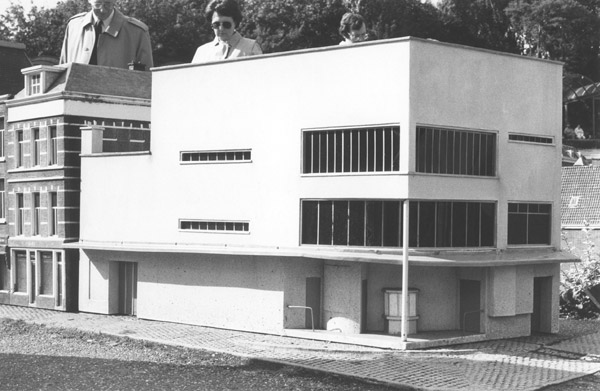Maquette van J. Duikers Cineac (Amsterdam) in Madurodam (Den Haag). <em>fotograaf: © Hans Sonneveld</em> © De Appel, Amsterdam & de kunstenaar(s)/the artist(s)