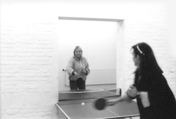 Saskia Bos en Edna van Duyn pingpongen in Caramelle's installatie. <em>fotograaf: © Hans Sonneveld</em> © De Appel, Amsterdam & de kunstenaar(s)/the artist(s)