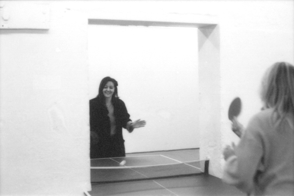 Saskia Bos en Edna van Duyn pingpongen in Caramelle's installatie. <em>fotograaf: © Hans Sonneveld</em> © De Appel, Amsterdam & de kunstenaar(s)/the artist(s)