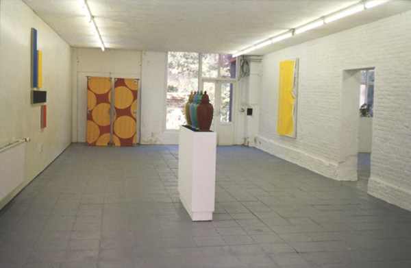 voor: Allan McCollum, Perfect Vehicles, 1986; achter: Beth Brenner, Sierra Madre, 1987. <em>fotograaf: © Hans Sonneveld</em> Hans Sonneveld