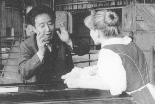 Nam June Paik als Anton von Webern en Nadja Reyne als Frau von Webern
. <em>fotograaf: © Alberto Alvim</em> © Alberto Alvim