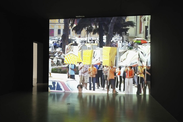 Mircea Cantor, The Landscape is Changing, 2003. <em>fotograaf: © Peter Cox, Eindhoven</em> © Peter Cox, Eindhoven