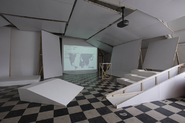 Tilman Wendland, The Attic, 2004 / Sulki Choi, Daily World View, 2004. <em>fotograaf: © Peter Cox, Eindhoven</em> © Peter Cox, Eindhoven