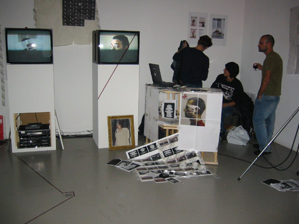 Tsunami-Addiction met graphics van Event 10 (3 guys in the wind) en video installatie door Reiko Underwater. <em>fotograaf: © De Appel, Amsterdam</em> © De Appel, Amsterdam