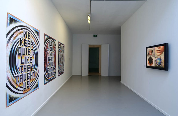 Mark Titchner, links: Voices you cannot hear tell you what to do, 2004; rechts: Artists are cowards, 2004. <em>fotograaf: © Peter Cox, Eindhoven</em> © Peter Cox, Eindhoven