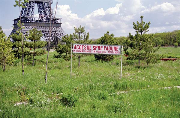 Sean Snyder, Dallas Southfork in Hermes Land, Slobozia, Romania, 2001. <em>fotograaf: © Sean Snyder</em> © Sean Snyder