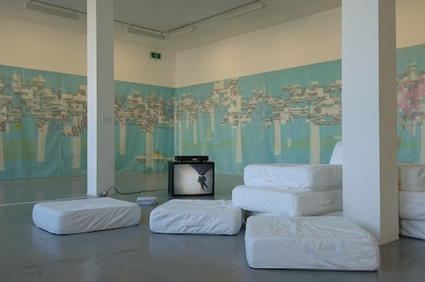 voor: Tomas Saraceno, Airport City, 2005
achter: Yona Friedman, La ville spatiale on the lagoon (Venice), 2005
. <em>fotograaf: © Henni van Beek</em> © Henni van Beek