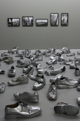 Marc Camille Chaimowicz Shoe Waste? Piece (detail), 1971-2006, gedragen schoenen, zilver spray. Courtesy van de kunstenaar, Cabinet, Londen en Migros Museum fur Gegenwartskunst, Zurich. <em>fotograaf: A. Burger</em> A. Burger