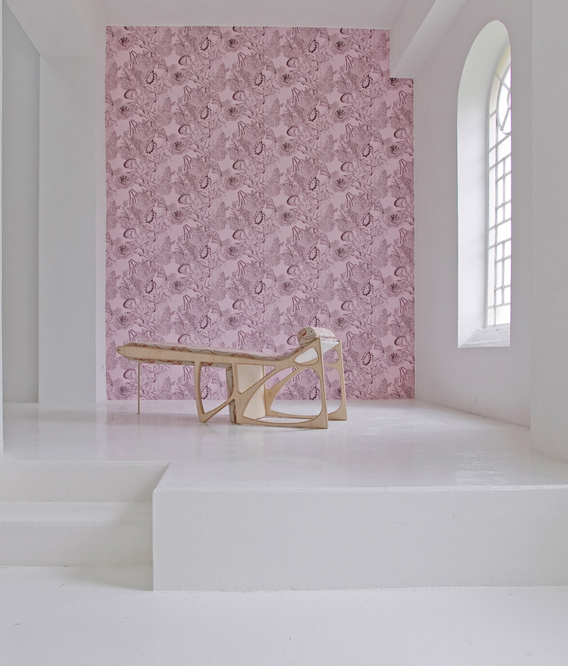 Marc Camille Chaimowicz, Dual, 2006-2007, birch ply, woven fabric, achtergrond, Wallpaper, 2006, ge-edit door Wallpaper. Courtesy de kunstenaar, Cabinet, Londen en La Synagogue de Delme. <em>fotograaf: Olivier Dancy</em> Olivier Dancy