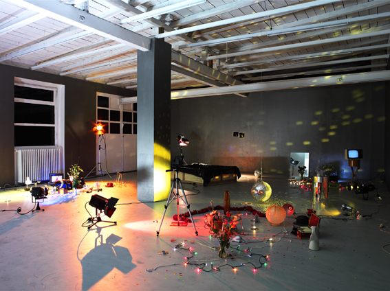 Marc Camille Chaimowicz, Featuring Enough Tyranny Recalled, (installatie beeld in Galerie Giti Nourbakhsh, Berlijn), 2007, gemixte media. Courtesy van de kunstenaar, Cabinet, Londen en Galerie Giti Nourbakhsh, Berlijn.. <em>fotograaf: Cassander Eeftinck Schattenkerk</em> Cassander Eeftinck Schattenkerk