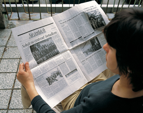 Roman Ondák Awaiting Enacted, 2003, set van 16 pagina's B & W newspaper, 46 x 31 cm, oneindige druk om weg te geven in publieke expositieruimte, uniek exemplaar.