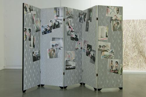 Marc Camille Chaimowicz, Folding Screen (Five-part), 1979, acryl verf en handmatig getinte foto's op hout. Courtesy de kunstenaar en Cabinet, Londen.. <em>fotograaf: Cassander Eeftinck Schattenkerk</em> Cassander Eeftinck Schattenkerk