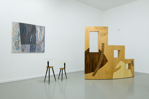 Marc Camille Chaimowicz, The Good and the Bad (links), 1988-1990. Nairy Baghramian Eulen (centrum), 2007. Marc Camille Chaimowicz Festivity (rechts), 1987. Courtesy de kunstenaar en Cabinet, Londen.. <em>fotograaf: Cassander Eeftinck Schattenkerk</em> Cassander Eeftinck Schattenkerk