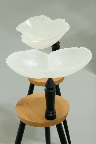 Nairy Baghramian, Eulen, 2007, houten stoel en epoxy hars. Courtesy de kunstenaar en Christian Nagel, Berlin en Koln.. <em>fotograaf: Cassander Eeftinck Schattenkerk</em> Cassander Eeftinck Schattenkerk