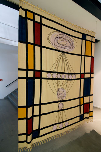 Enrico David, Evenly Suspended Attention II, 2000, beschilderd en bedrukt katoen en hout. Courtesy de kunstenaar en Cabinet, Londen.. <em>fotograaf: Cassander Eeftinck Schattenkerk</em> Cassander Eeftinck Schattenkerk