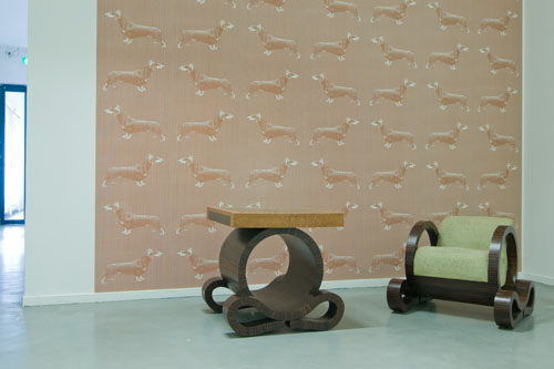 Lo&iuml;c Ragu&eacute;n&egrave;s, Wallpaper 006, 2006, commisioned by Wallpapers by Artists, Dijon, France and designed by the artist. Emile Guy, Table and arm-chai. <em>fotograaf: Cassander Eeftinck Schattenkerk</em> Cassander Eeftinck Schattenkerk