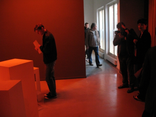 Sarah Pierce, It's time man. It feels imminent, 2008, installatie met video, audio, diaprojectie, kleurenfolie, presentatiemeubels en diverse stukken uit het archief van de Appel.. <em>fotograaf: Rogier Taminiau</em> de Appel