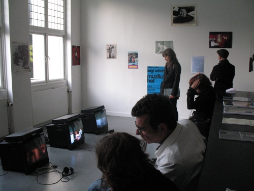 Stefanie Seibold, Archiefpresentatie, video display pictured forms part of presentation, 2008. Courtesy de Appel en de kunstenaar.. <em>fotograaf: Rogier Taminiau</em> de Appel
